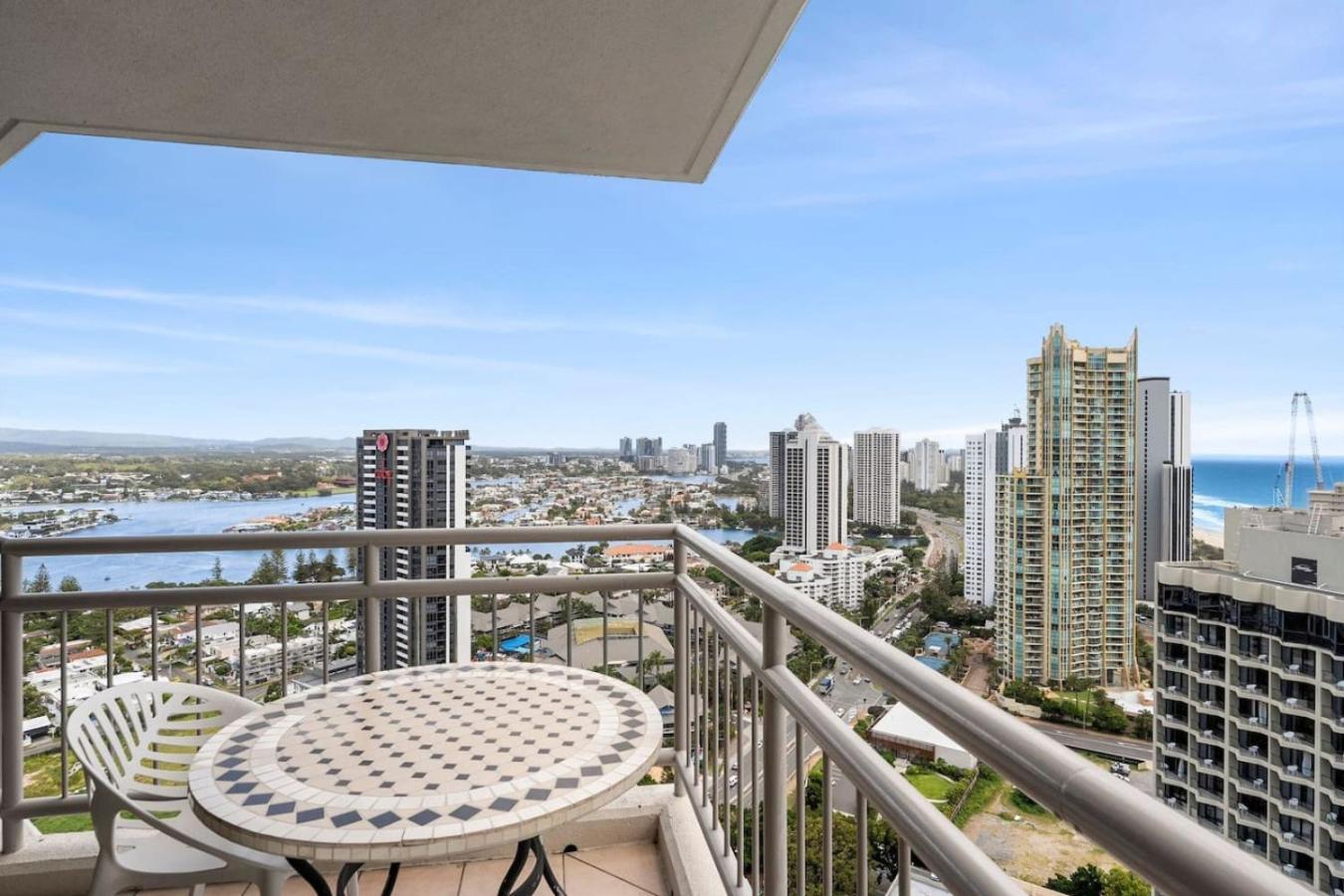 Palm View Getaway With Ocean Views - Mantra Apartment *