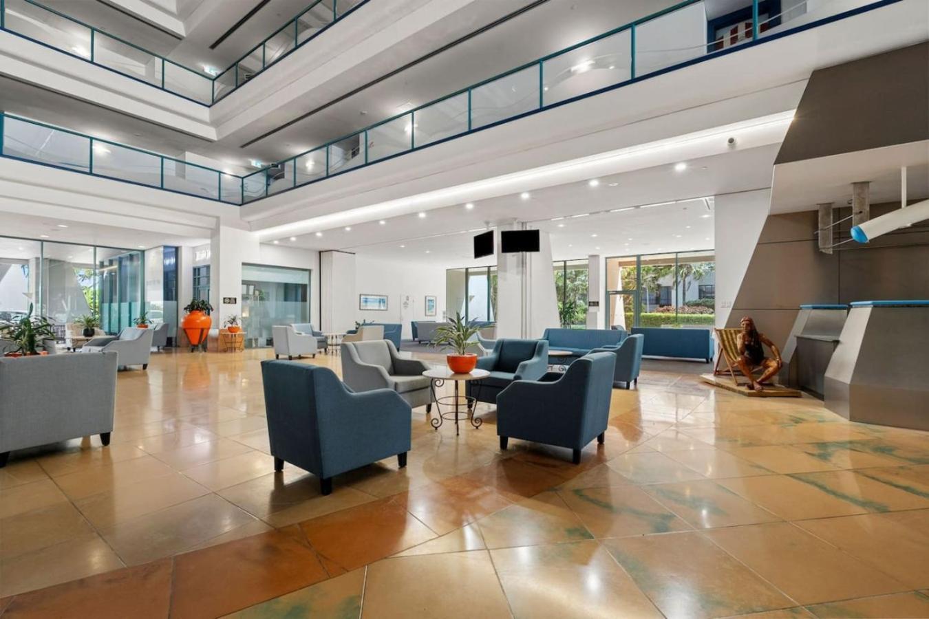 Palm View Getaway With Ocean Views - Mantra Apartment