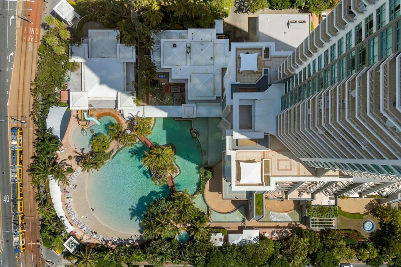 Palm View Getaway With Ocean Views - Mantra Apartment